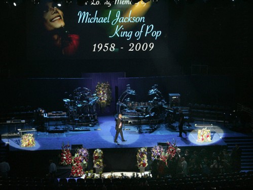 O funeral de Michael Jackson é realizado no Staples Center